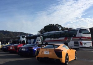 福島の学生の到着を待つトヨタ自動車のスーパースポーツカー『LFA』