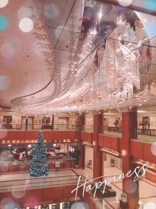 ロイヤルパークホテルの二階からクリスマスツリーを写してみました🎄 上のシャンデリアは天の川をモチーフにしたものだそう✨ 素敵✨