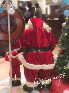 先日、とあるクリスマスイベントの司会におじゃましてきました🎄 サンタさんの後ろ姿って、何気にレアじゃないですか？？