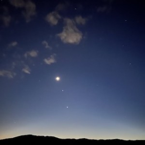 月→木星→金星と並んでいます。双眼鏡で見たら地球照もクレーターも見えました！（ブログ本文と特に関係ない画像です）