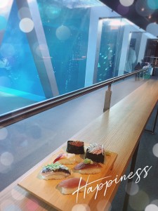 ずっとやってみたかった、大水槽の前で食べるお寿司🍣！！ 海の恵みに感謝しながらいただきました。
